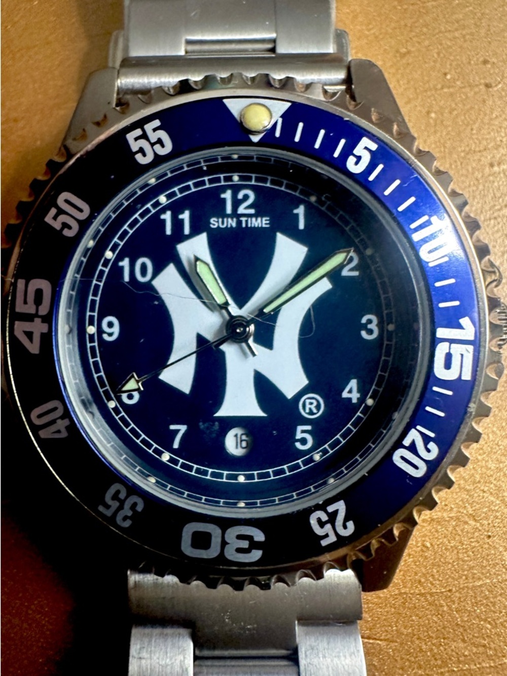 NY Yankees vintage Sun Time 43mm mens watch. Excellent condition.
